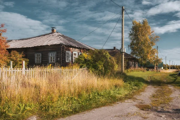 Rusya Nın Kuzeyinde Ahşap Evleri Toprak Yolu Olan Geleneksel Bir — Stok fotoğraf