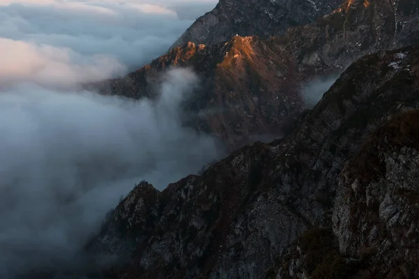 Fantastic Dreamy Sunrise Top Rocky Mountain Mountain View Foggy Sunrise — стоковое фото