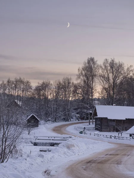 Arka Planda Kar Altında Eski Ahşap Evler Kütükler Var Kışın — Stok fotoğraf