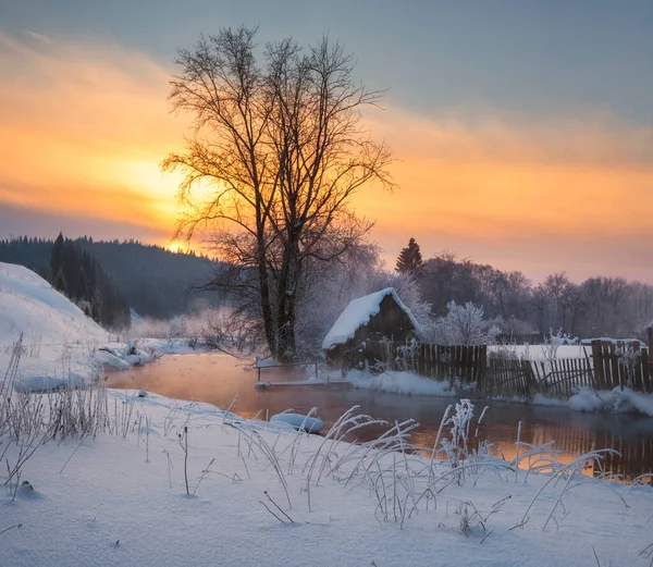 Huis Dorp Nabij Rivier Tegen Achtergrond Van Bergen Een Winteravond — Stockfoto