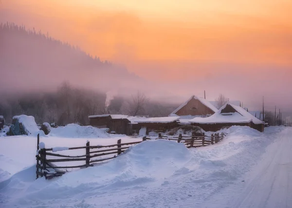 Zimní Vesnice Krajina Statek Dřevěné Domy Venkově Mlha Při Západu — Stock fotografie