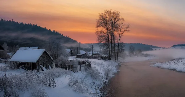 Dorp Bij Rivier Tegen Achtergrond Van Bergen Een Winteravond Bij — Stockfoto