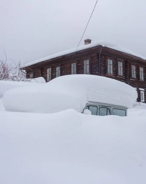 Geparkeerde Voertuigen Bedekt Met Sneeuw Winter Sneeuwstorm Parkeerplaats Hij Stak — Stockfoto