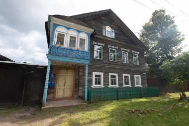 Tikhvin Leningrad bölgesi Rusya 19 Eylül 2020 tarihi ahşap evdeki postane binası