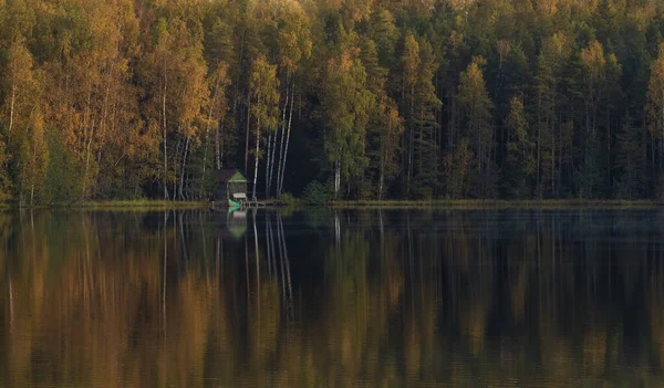 Солнечный Осенний Вечер Голубом Озере — стоковое фото