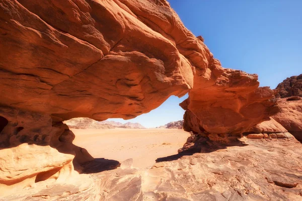 Panoramiczny Widok Naturalny Most Skalny Pustynię Wadi Rum Jordania — Zdjęcie stockowe