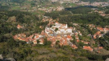 Sintra, Portekiz Havayolları tarihi merkez manzaralı belediye binası kulesi. Portekiz 'in Lizbon bölgesinde, Portekiz Rivierası' nda yer alan bir kasabadır..