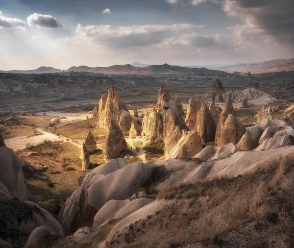 Valles Capadocia Con Pintorescos Acantilados Montañas Turquía Atardecer — Foto de Stock