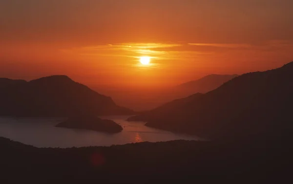 Δραματικό Κόκκινο Ηλιοβασίλεμα Πάνω Από Βουνά Και Θάλασσα — Φωτογραφία Αρχείου