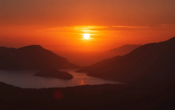 Dramatický Červený Západ Slunce Nad Horami Mořem Stock Obrázky