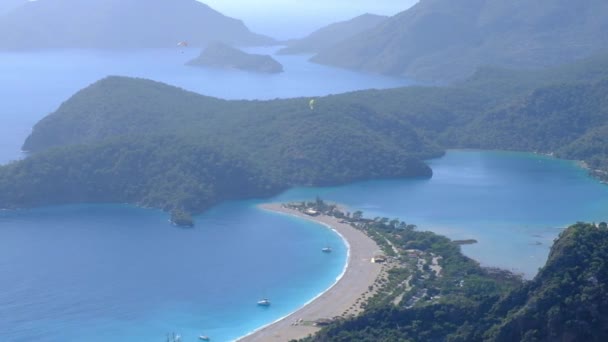 Gleitschirmfliegen Über Der Blauen Lagune Oludeniz Über Meer Und Berge — Stockvideo