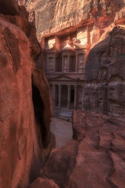 Hazine, Ürdün 'deki Nabatean Krallığının antik bir şehri olan Petra' nın en ayrıntılı tapınaklarından biri. Bu yapı bir kum taşı yüzeyinden oyulmuş.