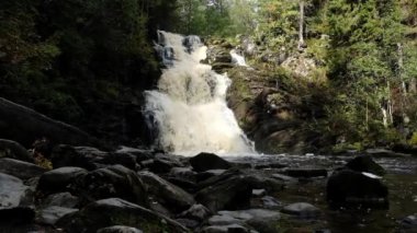 Yukankoski şelalesi Kulismayoki nehri üzerindeki beyaz köprüler, Rusya, Karelia