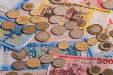 Macar forintinin bir kompozisyonu. Konuları iş, bankacılık, medya, sunum vb olarak resmetmek için büyük seçenekler sunan HUF banknotları ve sikkeler.