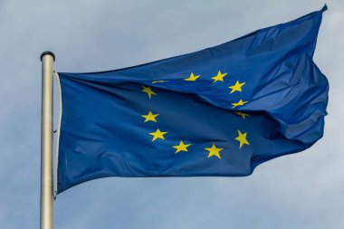 Eu, Avrupa ve Avrupa Birliği bayrağı mavi gökyüzü arka planında dalgalanıyor