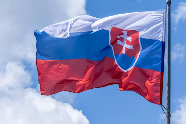 Bandera Nacional Eslovaca Ondeando Sobre Fondo Azul Del Cielo República — Foto de Stock
