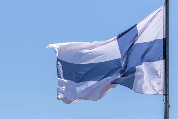 Φινλανδική Εθνική Σημαία Κυματίζει Στο Μπλε Φόντο Του Ουρανού Δημοκρατία — Φωτογραφία Αρχείου