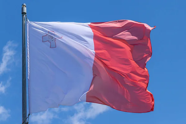 Μαλτέζικη Εθνική Σημαία Κυματίζει Στο Μπλε Φόντο Του Ουρανού Δημοκρατία — Φωτογραφία Αρχείου