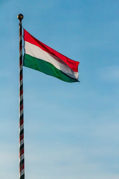Magyarország Magyar Nemzeti Zászló Hullámzó Kék Háttér — Stock Fotó