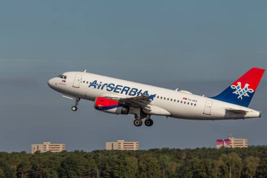 Berlin, Almanya - 15 Eylül 2018: Air Serbia Airbus A319 uçağının adı Tegel Havalimanı 'ndan kalkan Miki Manojloviç' ten geliyor