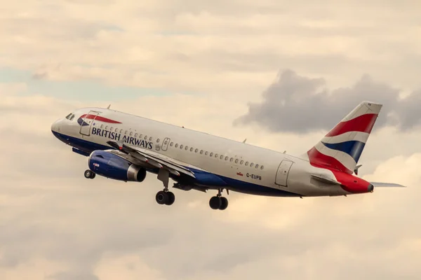 Berlin Niemcy Września 2018 Samolot British Airways Airbus A319 Lecący — Zdjęcie stockowe