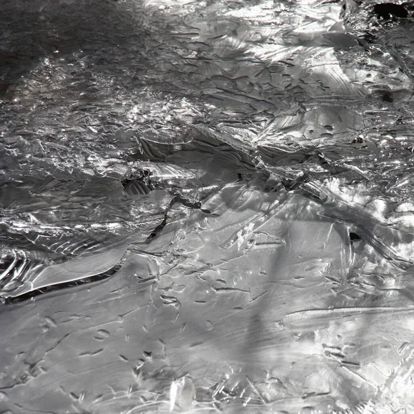 Der Morgenfrost Hat Aus Wasser Eine Eisplatte Mit Einem Ausgeflippten — Stockfoto