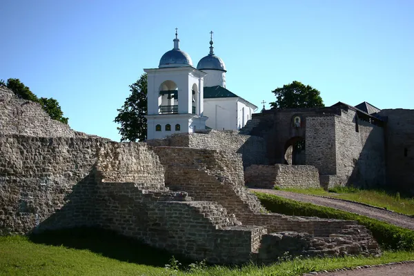 イズボルスクの古代ロシアの都市 古代の石の要塞 朝の太陽の光白い壁の梁 鐘楼と聖ニコラス教会のドーム — ストック写真