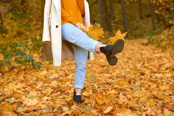 Woman Stylish Casual Clothes Kicks Leaves Park Shallow Depth Field — Stock Photo, Image