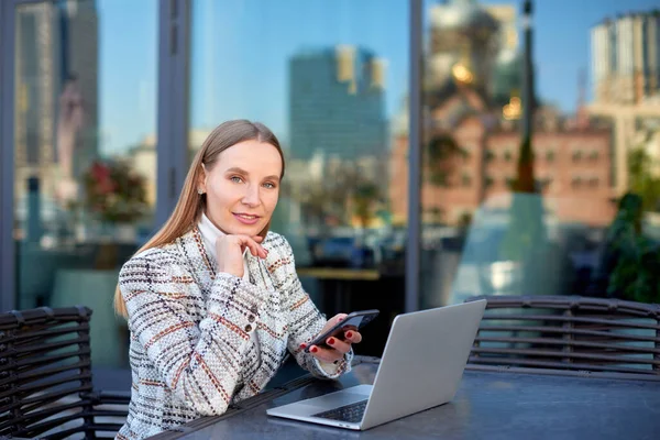 Blonde Caucasian Woman Freelancer Working Her Project Laptop Remotely City — Stock Photo, Image