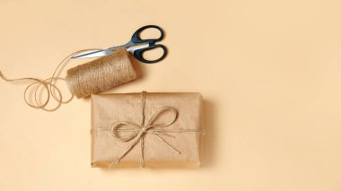 hediye paketi için aksesuarlar ve bej arka planda kutular. Geri dönüşüm malzemesi ile paketleme sırası