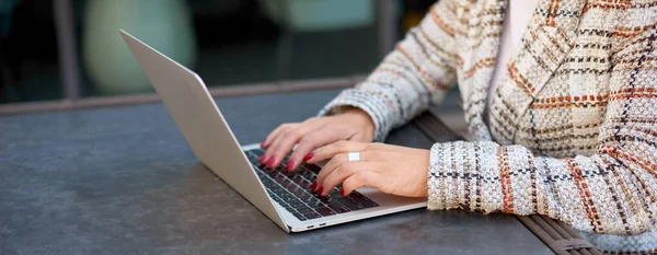 Cropped View Office Worker Sitting Table Cafe Female Hands Type — Stock Photo, Image