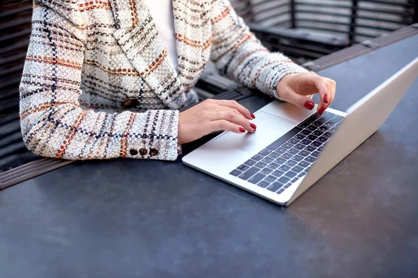 Cropped View Office Worker Sitting Table Cafe Female Hands Type — Stock Photo, Image