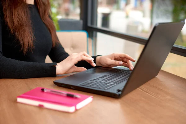 Woman Hands Type Text Keypad Laptop Cropped View Office Worker — Stock Photo, Image