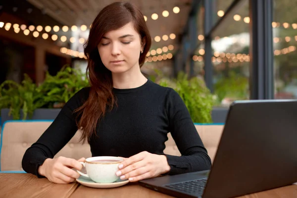 Comprare Nulla Concetto Giorno Donna Usa Computer Portatile Bere Nel — Foto Stock