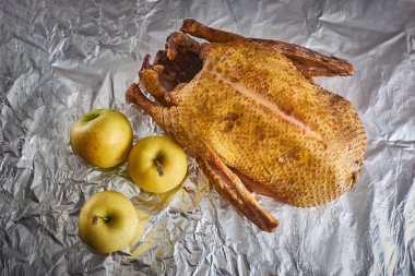 Folyodaki elmalarla doldurulmuş ördek. Çiğ yaban ördeği pişirilmeye hazır. Oyun ya da taş ocağı kuşları.