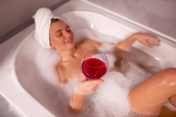 Kadınlar Banyoda Dinlenir Kafasında Havlu Olan Kadın Köpük Banyosunda Yatıyor — Stok fotoğraf