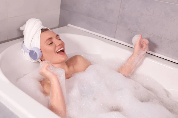 Kablosuz Kulaklıklı Neşeli Kız Spa Banyo Yaparken Köpükle Oynuyor Alan — Stok fotoğraf