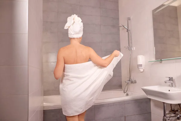 Genç Bir Kadın Sırtüstü Duruyor Duş Almak Için Beyaz Havluyu — Stok fotoğraf