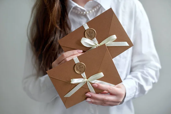 Mulher Segurar Envelopes Selados Mão Envelope Convite Com Selo Fita — Fotografia de Stock