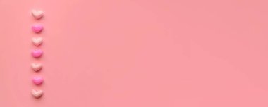 Pembe gül kalp şeklinde güzel bir kalp bayrağı. Sevgililer Günü, aşk konsepti. Düz yat, boşluğu kopyala