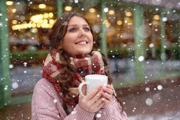 Chica Bonita Viendo Caer Nieve Beber Café Chocolate Caliente Con — Foto de Stock