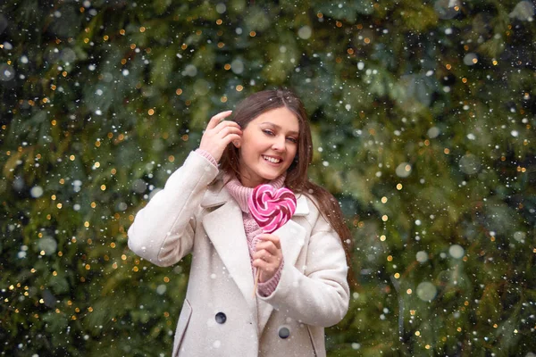 Mujer Enamorada Caminar Comer Rojo Forma Corazón Lolly Pop Palo — Foto de Stock