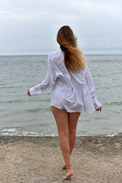 Girl Full Height Stands Back Enters Sea Blonde Woman Walks — Stock Photo, Image