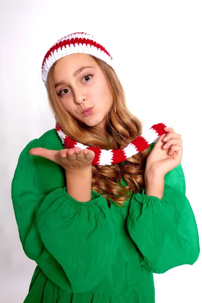 Alegre Chica Navidad Vestido Verde Enviar Beso Jugando Alrededor Mirando —  Fotos de Stock