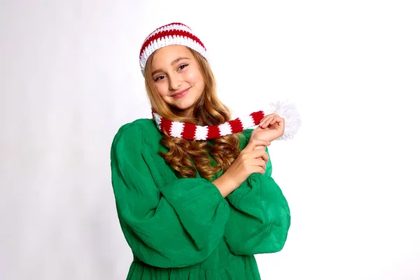 Chica Feliz Vestido Verde Navidad Rojo Rayas Sombrero Punto Mirando —  Fotos de Stock