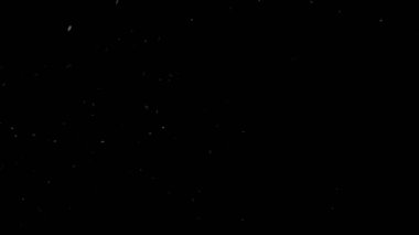 Kar yağışı, güzel beyaz kar taneleri rüzgarda kıvrılır ve düşer, siyah bir zeminde kar taneleri