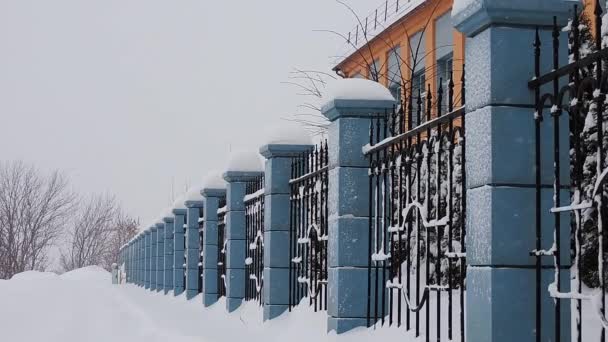 Starker Schneefall Winter Der Stadt Weicher Verschneiter Weihnachtsmorgen Mit Fallendem — Stockvideo