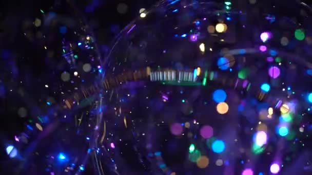 Dětská průhledná koule s diodami a světly, třpytící se a blikající v různých barvách. Nový rok dárek — Stock video