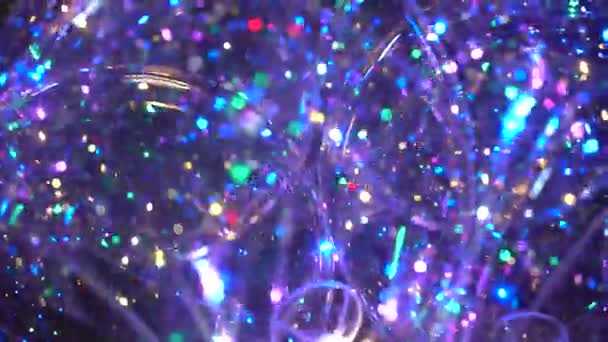 Een transparante bal voor kinderen met diodes en lichtjes, glinsterend en knipperend in verschillende kleuren. Nieuwjaarscadeau — Stockvideo