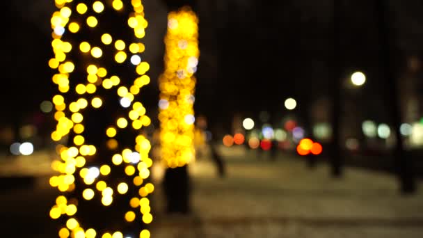 Nouvel An illumination de boules jaunes floues sur les arbres dans la rue, place. Route et voitures — Video